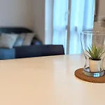 Large New Stylish Studio Apt - Metro Fast Wifi A/C