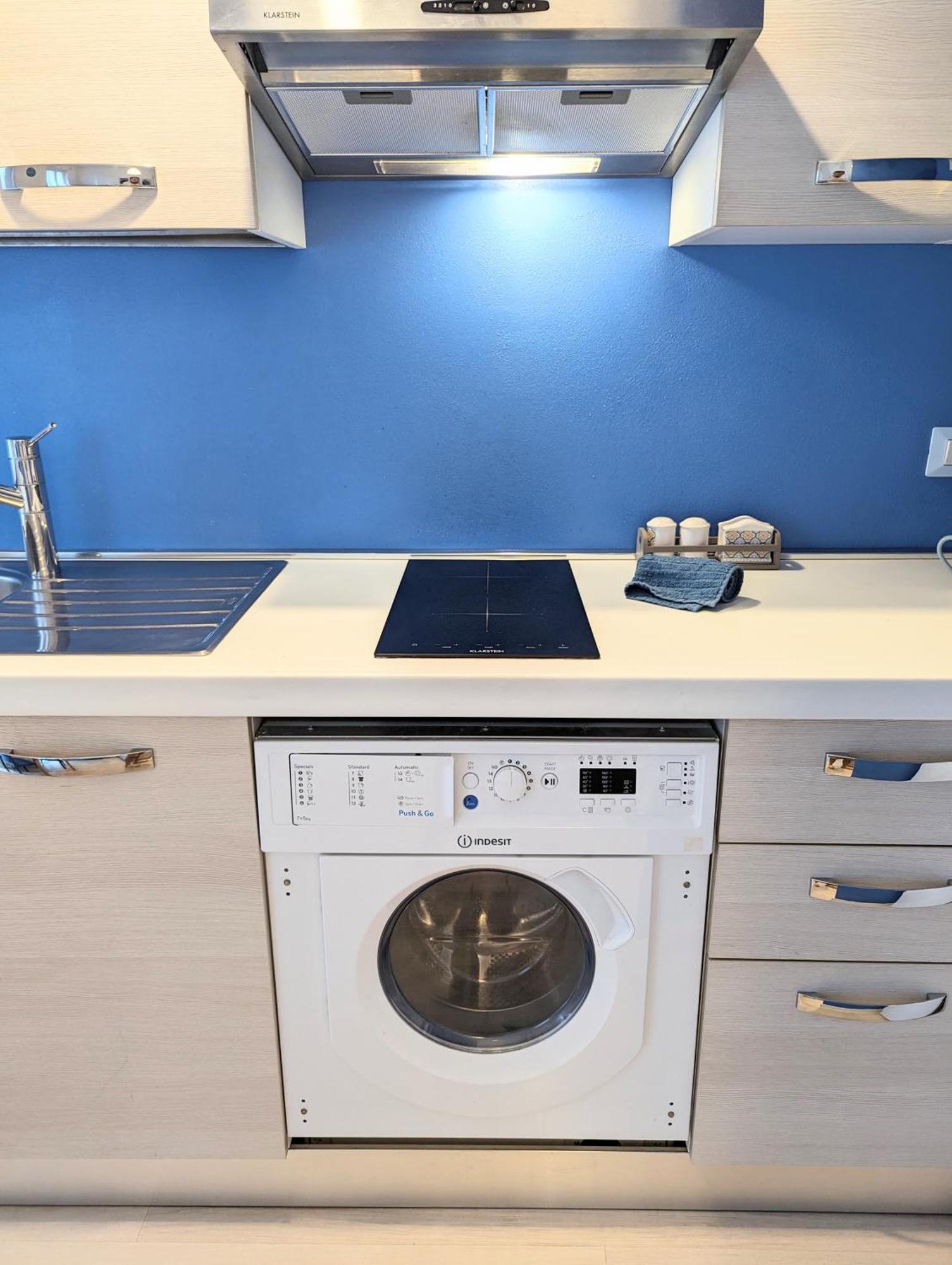Large New Stylish Studio Apt - Metro Fast Wifi A/c Apartment